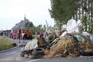  Во Франции протестующие фермеры осадили крепость Мон-Сен-Мишель