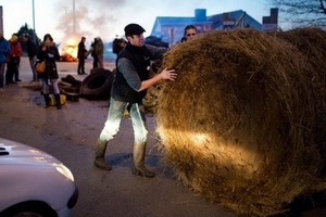 Французские фермеры перекрыли улицы, протестуя против антироссийских санкций