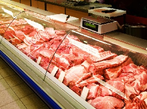 В мясном магазине мыли тару в санузле и хранили продукты на полу