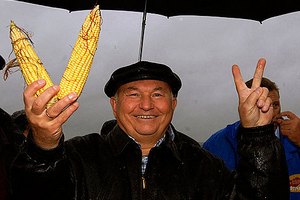 Лужков посоветовал фермерам рассчитывать на свои возможности
