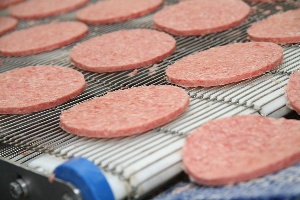 В саратовском ресторане "Макдоналдс" обнаружены просроченные продукты и кишечная палочка
