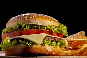 В американских бургерах нашли ДНК крысы и человека