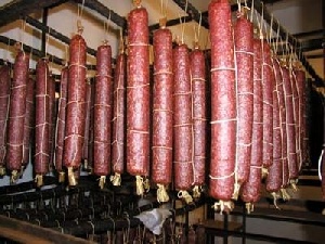 Назаровский мясокомбинат остановил поставку колбасы