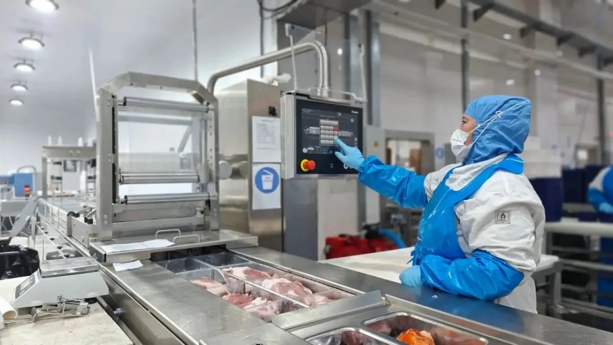 Мясокомбинат «Омский бекон» наращивает производство продукции маринадной группы Мясокомбинат «Омский бекон» наращивает производство продукции маринадной группы