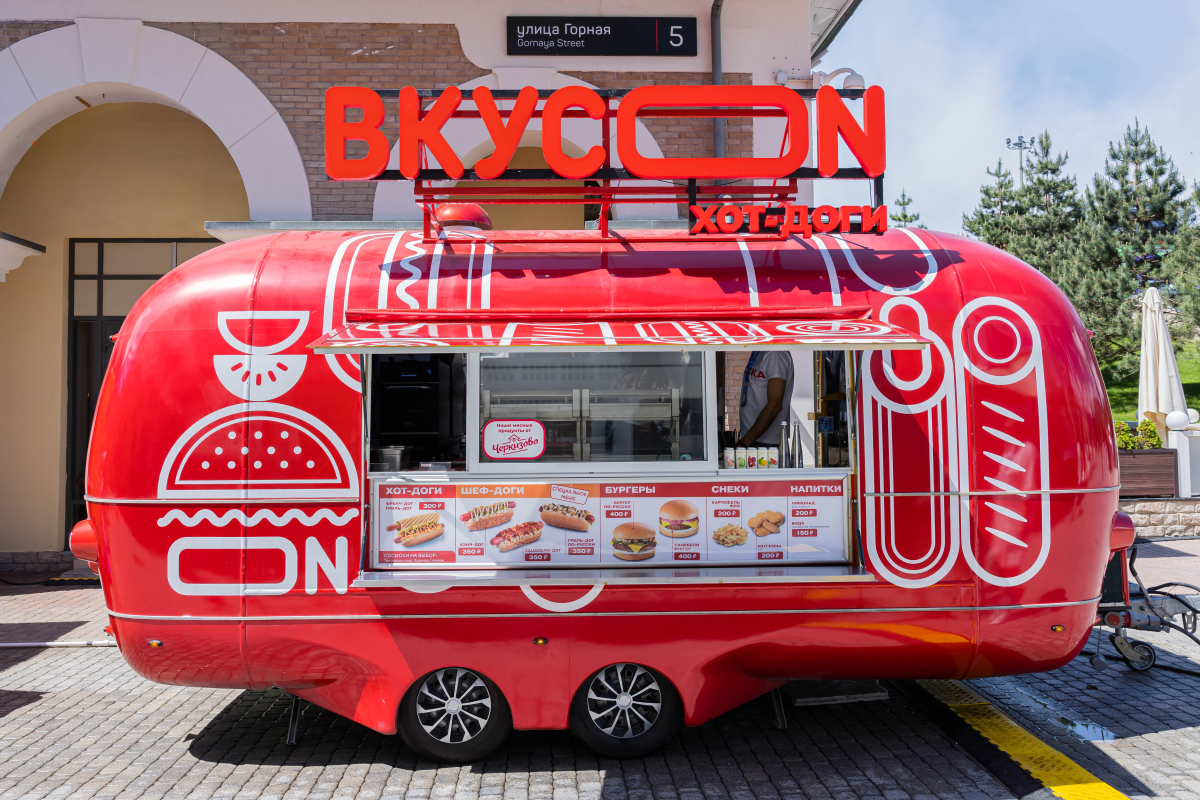 «ВкусON» накормил участников фестиваля Gastreet хот-догами
